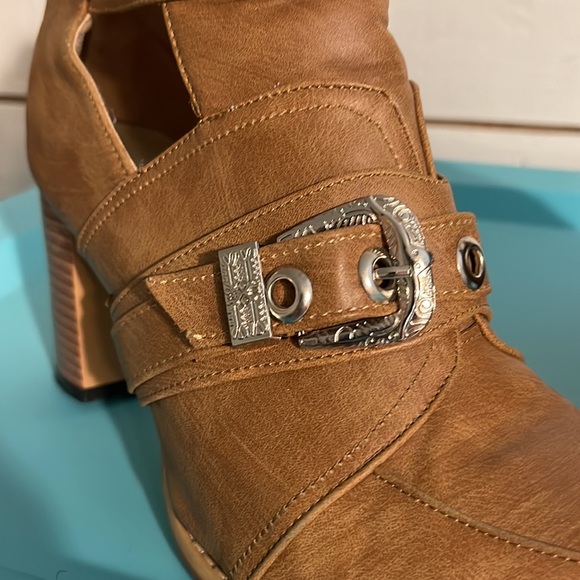 Tan embellished ankle booties - Picture 5 of 5